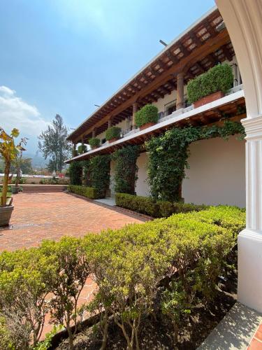 een gebouw met planten aan de zijkant bij Mestizo Antigua Cortijo in Ciudad Vieja