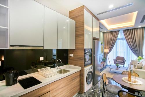 Il comprend un salon et une cuisine avec un évier et une table. dans l'établissement Royce Residence KLCC by Cobnb, à Kuala Lumpur