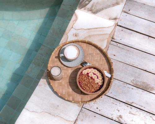 una vista aérea de una mesa con un tazón de comida en Casa Kapuas, en Gili Trawangan