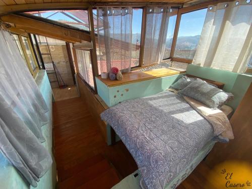 1 dormitorio con 1 cama en una habitación con ventanas en Minidepa hermosa vista - H. El Casero, en Cajamarca