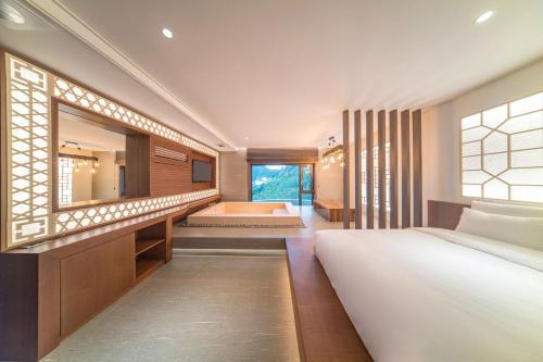 Postel nebo postele na pokoji v ubytování Yeonhwamun Hotel Yeongdeok