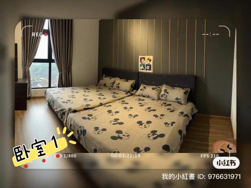 1 dormitorio con 1 cama en una habitación en Ipoh cove 米奇黑白家庭, en Ipoh