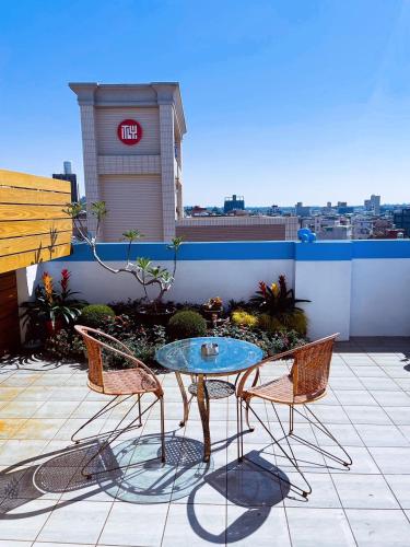 a patio with a table and chairs on a roof at Xianwang Homestay in Jincheng
