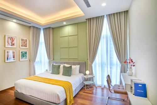 - une chambre avec un grand lit dans une pièce dotée de fenêtres dans l'établissement Royce Residence KLCC by Cobnb, à Kuala Lumpur