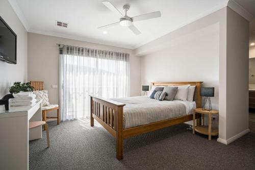 Postel nebo postele na pokoji v ubytování Kate's Cottage