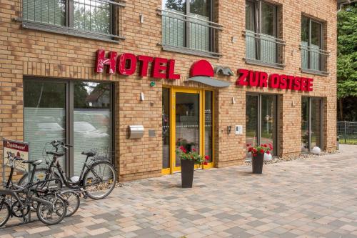 ein Geschäft mit Fahrrädern, die außerhalb eines Backsteingebäudes geparkt sind in der Unterkunft Hotel garni "Zur Ostsee" - GM 69370 in Müritz