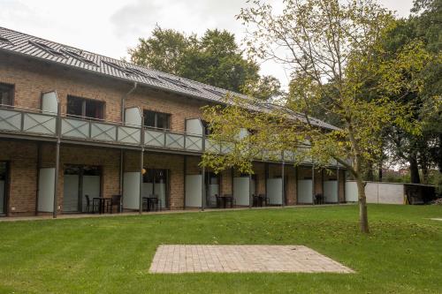 a building with a tree in front of it at Hotel garni "Zur Ostsee" - GM 69370 in Müritz