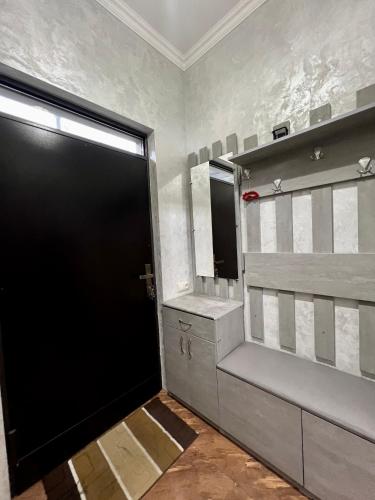 Łazienka z czarnymi drzwiami i umywalką w obiekcie New , comfortable 3 bedroom house w Erywaniu