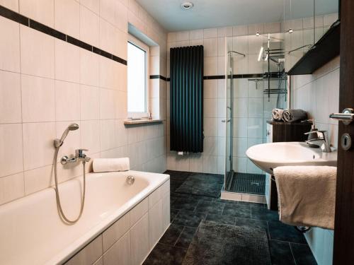 uma casa de banho com uma banheira e um lavatório em Nice apartment in Lappersdorf em Lappersdorf