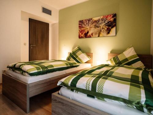 duas camas num quarto de hotel com sidx sidx em Nice apartment in Lappersdorf em Lappersdorf