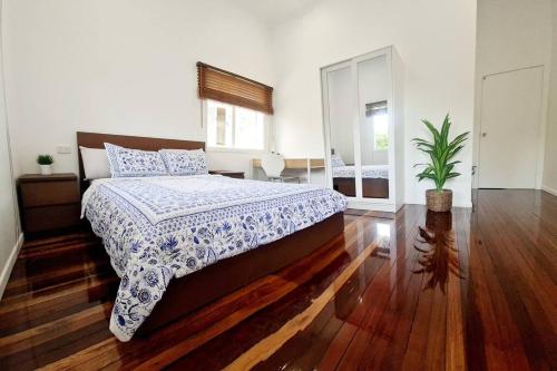 1 dormitorio con 1 cama y una maceta en Entire 2-Bedrm Unit in Maryborough CBD, Furnished en Maryborough