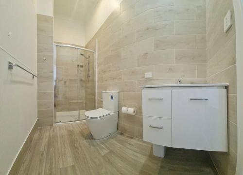 een badkamer met een toilet en een douche bij Entire 2-Bedrm Unit in Maryborough CBD, Furnished in Maryborough