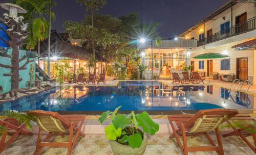 basen w hotelu w nocy w obiekcie Lotus Bleu Guest House w mieście Phumĭ Ta Phŭl