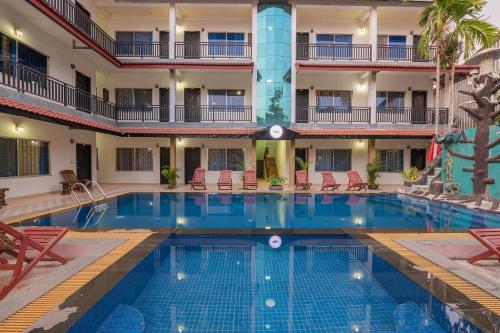 hotelowy basen przed budynkiem w obiekcie Lotus Bleu Guest House w mieście Phumĭ Ta Phŭl