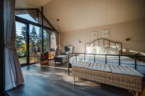 ein Schlafzimmer mit einem großen Bett und einer Terrasse in der Unterkunft Thara Dara Khaoyai in Ban Tha Maprang