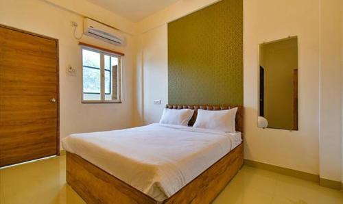 Giường trong phòng chung tại FabHotel Tiru Residency