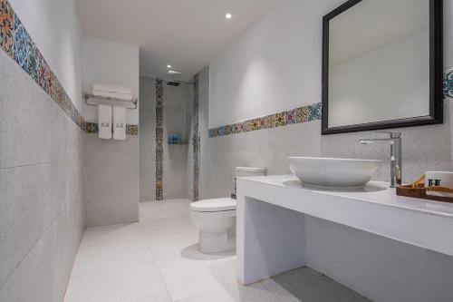 清邁的住宿－花语岸·度假酒店(H·Flora Hotel)，一间带水槽、卫生间和镜子的浴室