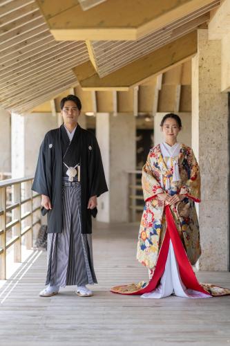two people in kimonos standing in a hallway at Hyakunagaran in Nanjo