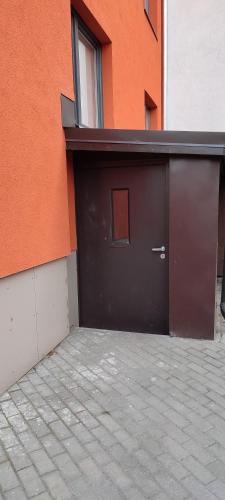 uma porta de garagem preta do lado de um edifício em Kesklinnas keldrikorrusel asuv saunaga korter em Tartu