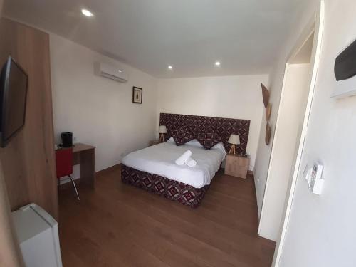 馬普托的住宿－Guesthouse MALAGUETA INN II，一间小卧室,配有一张床和电视