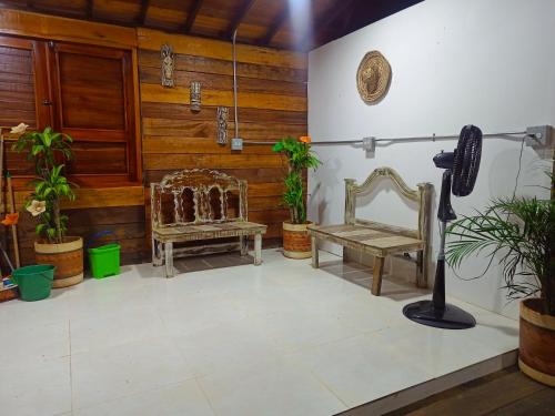 Habitación con 2 sillas y espejo. en Paraíso Verde Lodge en Quibdó