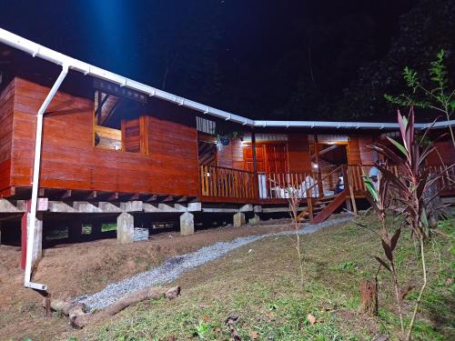 une maison en bois avec un rayon de lumière la nuit dans l'établissement Paraíso Verde Lodge, à Quibdó