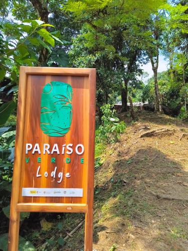 una señal para un parque en un campo en Paraíso Verde Lodge en Quibdó