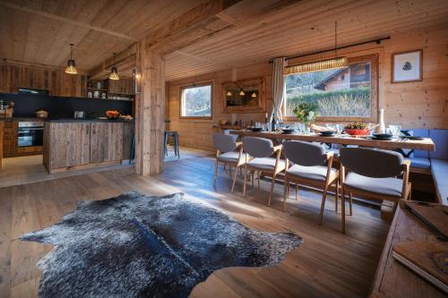 une cuisine et une salle à manger avec une table et des chaises dans l'établissement Chalet Bonnevie - OVO Network, à Les Villards-sur-Thônes