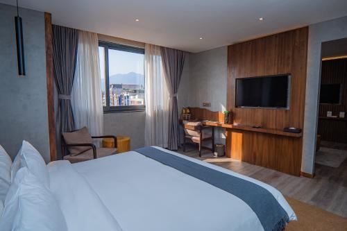 Postel nebo postele na pokoji v ubytování Hotel Barahi Kathmandu