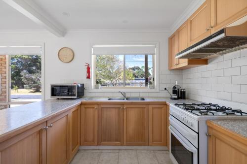 Кухня или мини-кухня в Sandy Beach House Cowes
