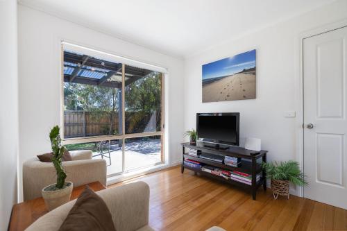 Телевизор и/или развлекательный центр в Sandy Beach House Cowes