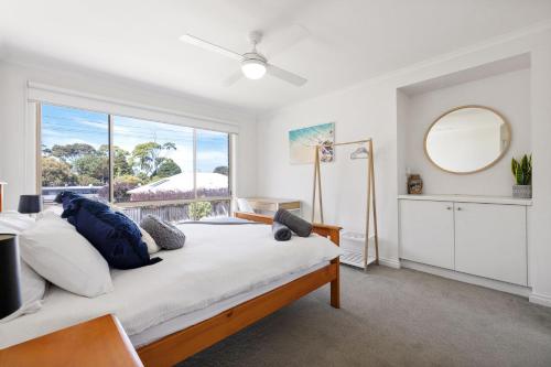 Кровать или кровати в номере Sandy Beach House Cowes