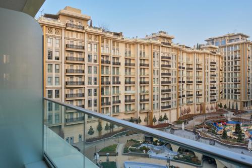 een balkon met uitzicht op een groot gebouw bij STYLO Residences & Suites in Tasjkent