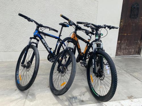 dos bicicletas estacionadas una junto a la otra al lado de un edificio en Casa Johans en Piura