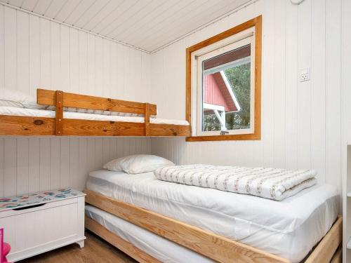 ToftumにあるHoliday Home Koubjerg IIのベッドルーム1室(二段ベッド2台、窓付)が備わります。