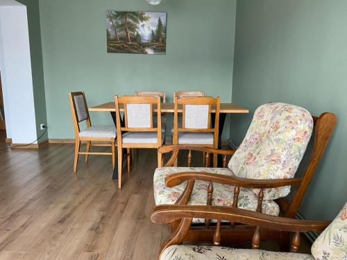 - une salle à manger avec une table et des chaises dans l'établissement Apartament ultracentral Botis, à Sighetu Marmaţiei