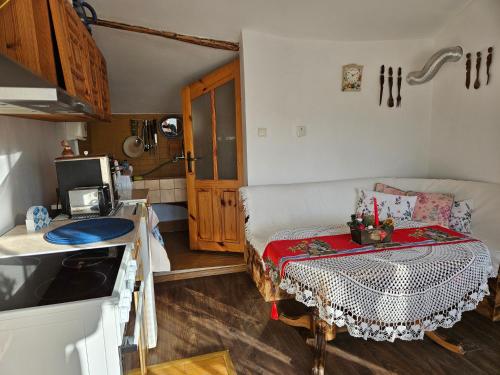 kuchnia z kanapą i stołem w pokoju w obiekcie Guest house Kashtata w mieście Szabła