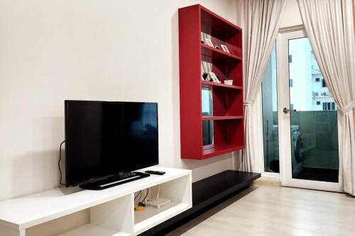 Modern Suite in Penang Island TV 또는 엔터테인먼트 센터