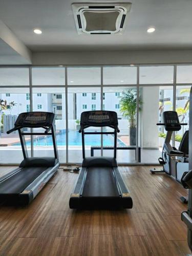 Fitness centrum a/nebo fitness zařízení v ubytování Modern Suite in Penang Island