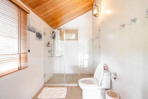 Un baño de Thara Dara Khaoyai