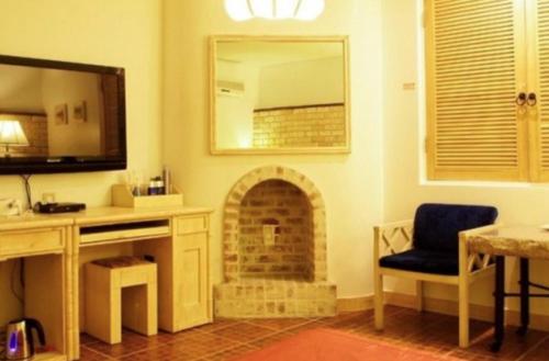 a room with a desk and a chair and a mirror at Asan Paradise in Asan