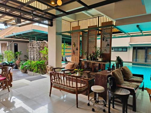 un soggiorno con tavolo, sedie e piscina di Tanwa Suite - MRT Ratchadapisek a Bangkok