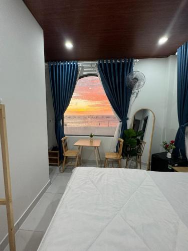 a room with a window with a view of the beach at Vile Villa Homestay View Biển 01 Đảo Phú Quý in Cu Lao Thu