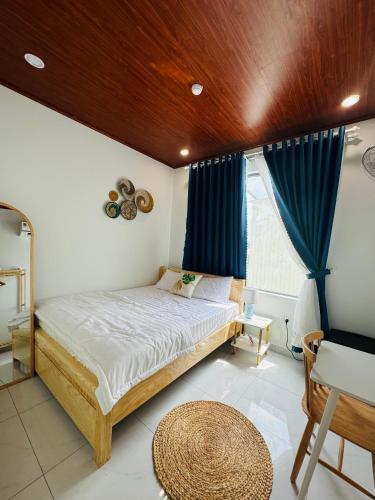 a bedroom with a bed and a wooden ceiling at Vile Villa Homestay View Biển 01 Đảo Phú Quý in Cu Lao Thu