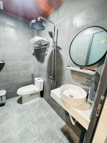 a bathroom with a toilet and a mirror at Vile Villa Homestay View Biển 01 Đảo Phú Quý in Cu Lao Thu