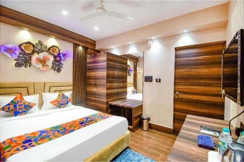 una camera d'albergo con letto e bagno di FabHotel Prime Jalsa a Calcutta
