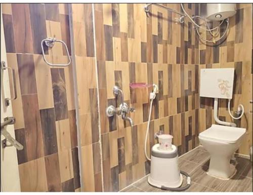 y baño con aseo y cabina de ducha. en Hotel Grand Inn, Warangal, en Warangal