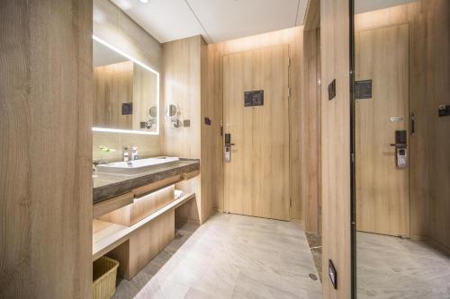 a bathroom with a sink and a mirror at Atour Hotel Shengtai West Road South Railway Station Nanjing in Nanjing