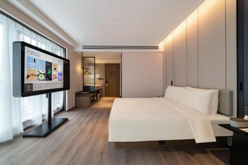 Ένα ή περισσότερα κρεβάτια σε δωμάτιο στο Atour Hotel Chengdu Xibo City Shuzhou Road