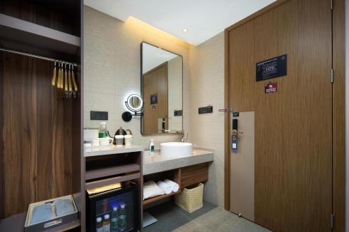 杭州的住宿－杭州滨江火炬大道亚朵X酒店，一间带水槽和镜子的浴室